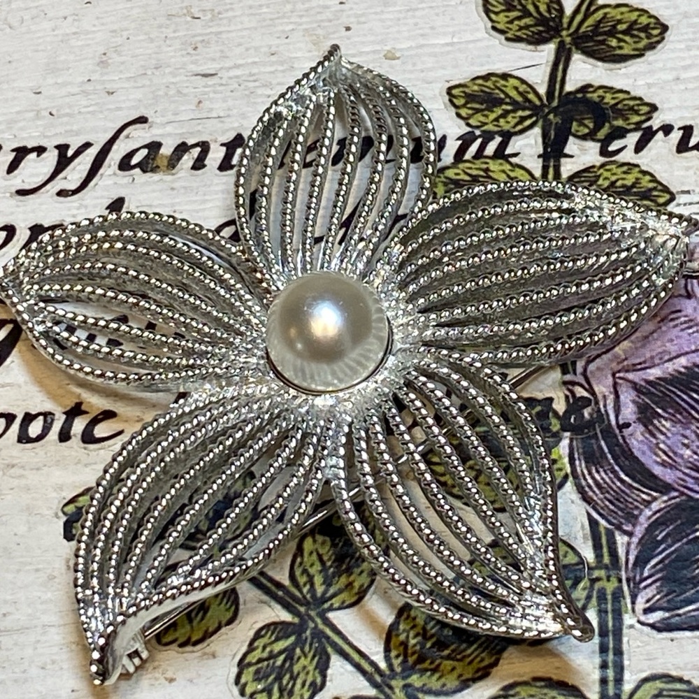 🍇  Sarah Coventry Large Silver Tone Moon Flower Faux Pearl Brooch